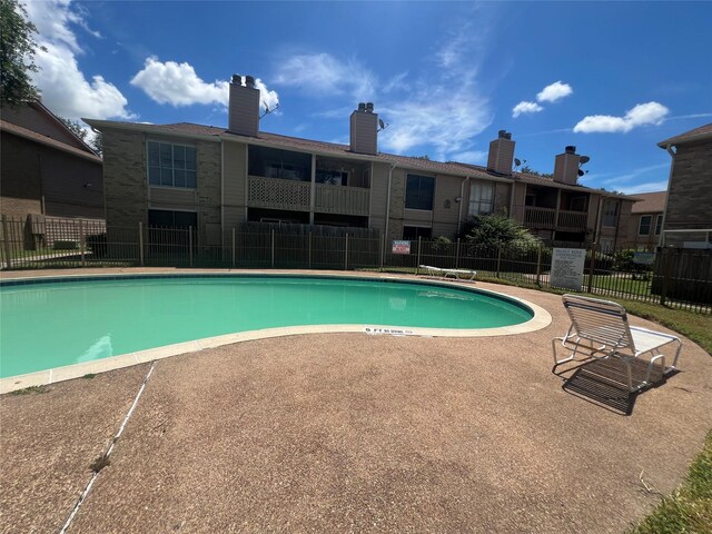 view of swimming pool