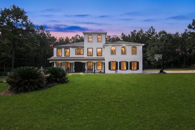 view of front facade featuring a lawn