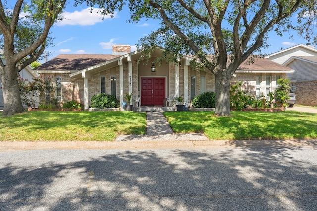 ranch-style house featuring a front yard