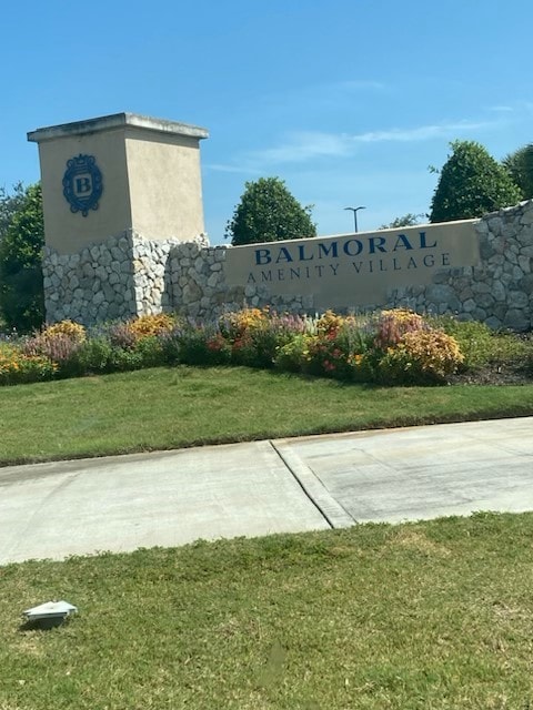 community sign with a lawn