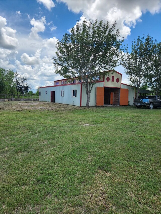 view of yard with an outdoor structure