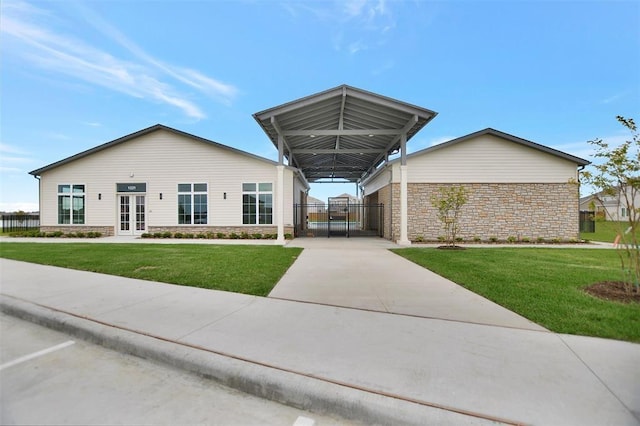 view of front of property featuring a front lawn