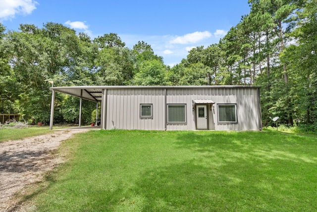 view of front of house with a front lawn