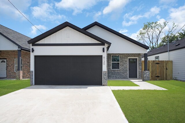 craftsman house featuring a garage and a front lawn