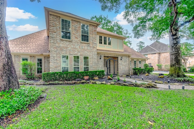 view of front of home featuring a front lawn