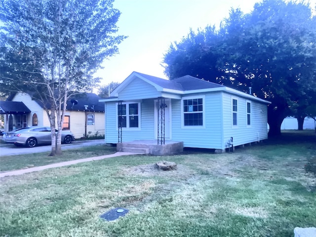 view of front of property featuring a front lawn