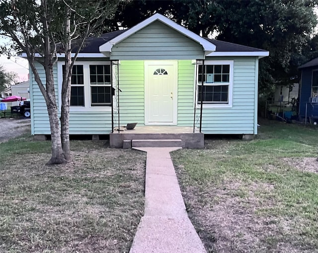 view of front of property with a front lawn