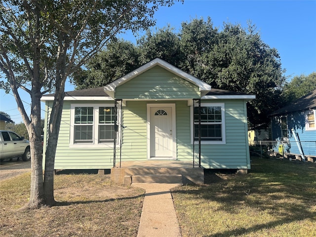 bungalow featuring a front yard