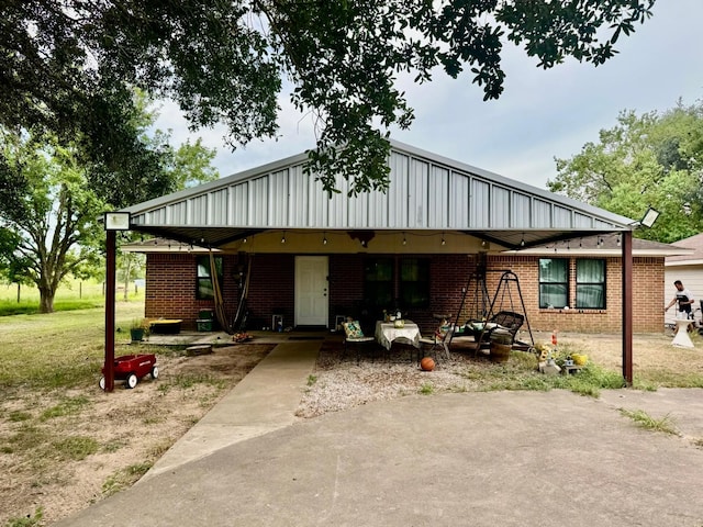 view of front of house featuring a front yard