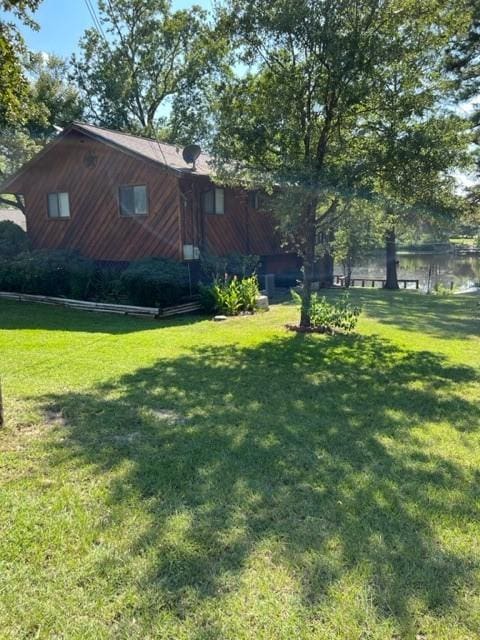 view of side of property featuring a lawn