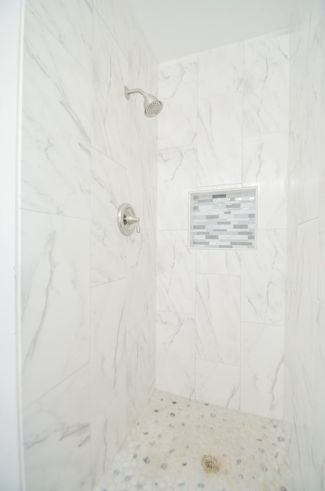 bathroom featuring tiled shower