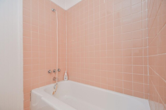 bathroom with tiled shower / bath