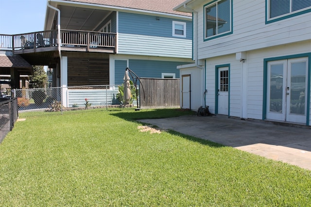 view of yard featuring a patio area