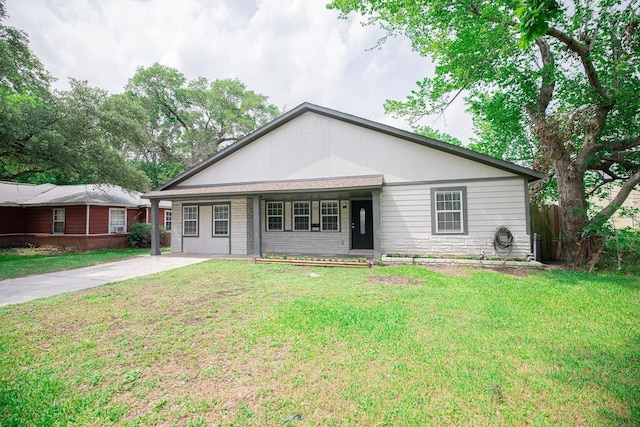 single story home featuring a front lawn