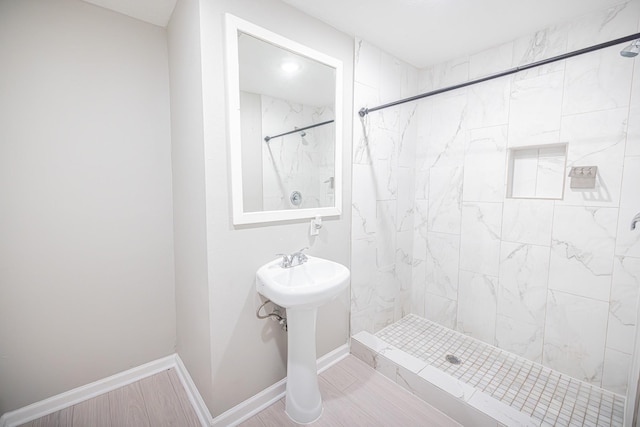 bathroom featuring a tile shower