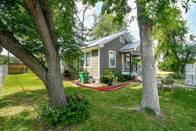 view of front facade with a front yard