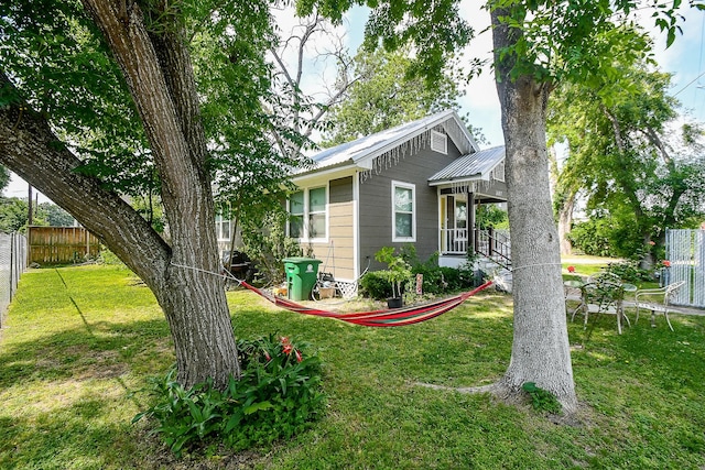 view of front of property featuring a front lawn