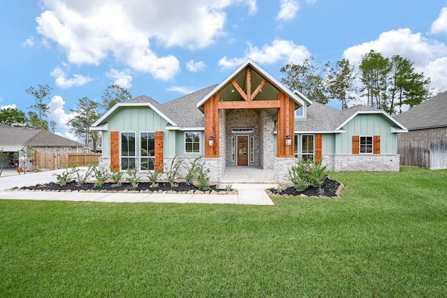 craftsman inspired home featuring a front lawn