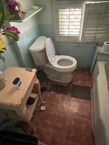 full bath with a bathing tub and toilet