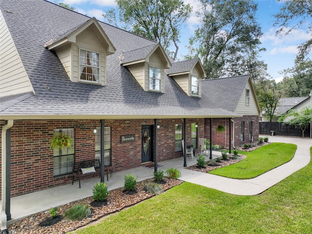 view of front facade featuring a front lawn