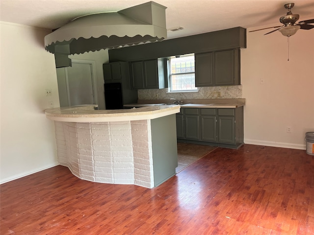 kitchen with hardwood / wood-style flooring, tasteful backsplash, gray cabinets, and ceiling fan