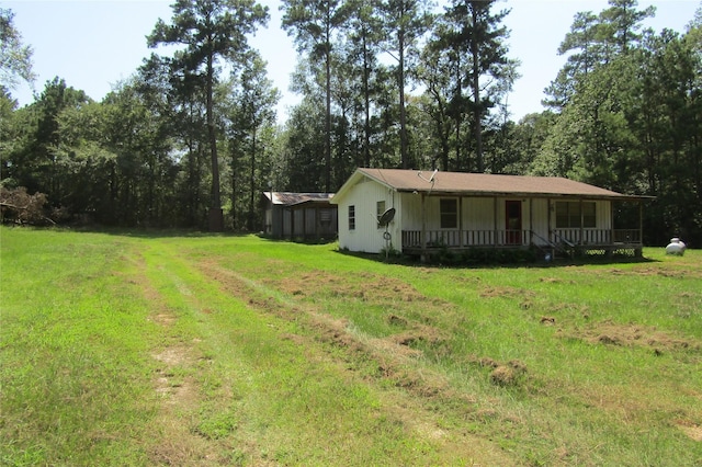 view of front of property featuring a front lawn and a porch