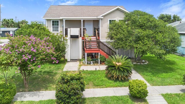 view of front of property with a front lawn