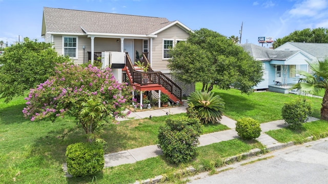 view of front of property featuring a front yard