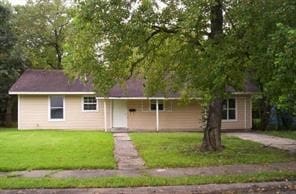 single story home featuring a front lawn