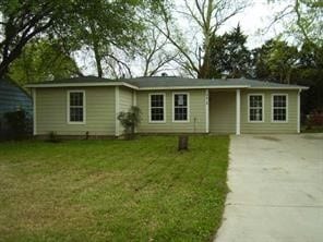 view of front of house featuring a front lawn