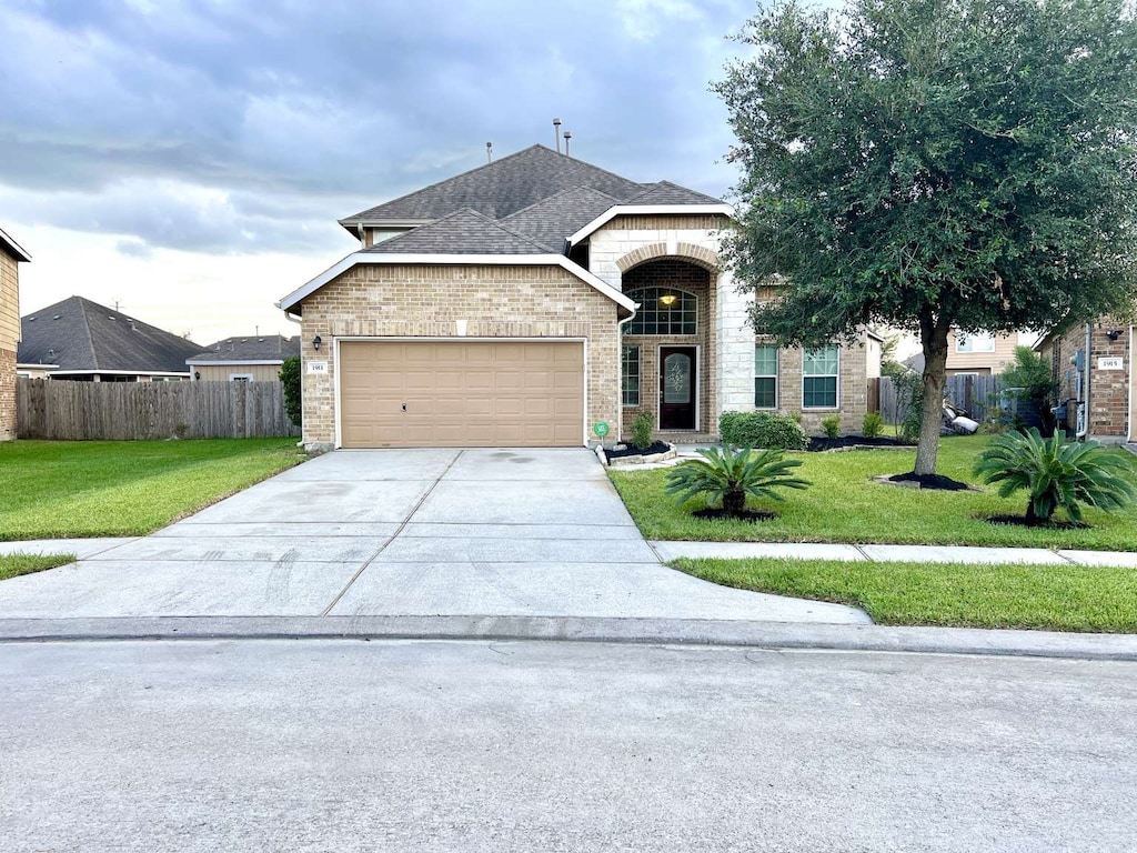 view of front of home featuring a front lawn and a garage