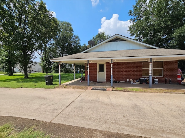 view of front of house with a front lawn