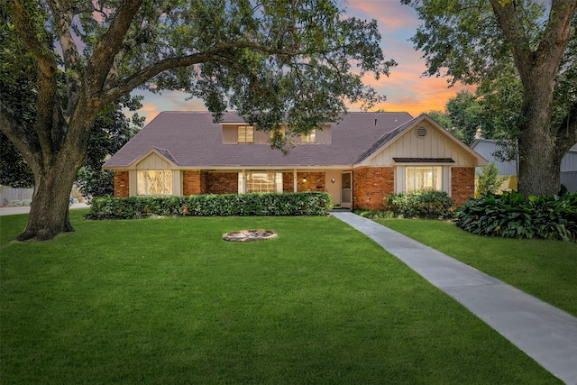 view of front of house featuring a yard