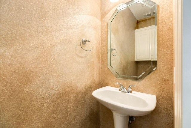 bathroom featuring sink