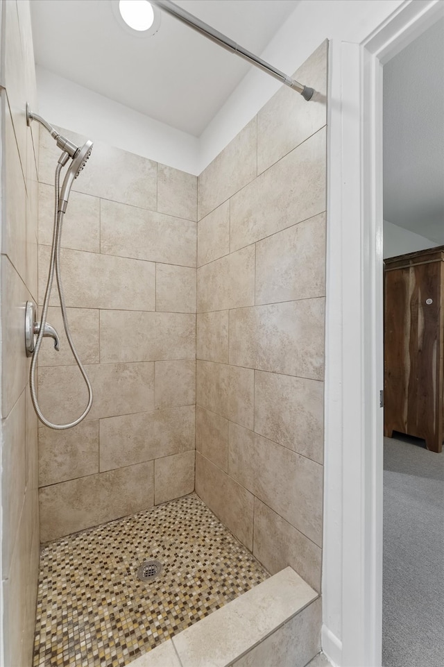 bathroom featuring a tile shower