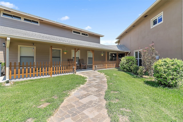 view of front of property featuring a front yard