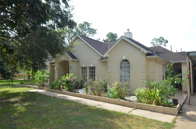 view of front of property featuring a front lawn