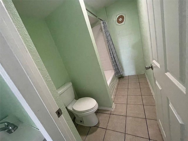 3315 Fm 523rd Rd, Oyster Creek, TX 77541 - full bathroom featuring toilet, shower / bath combo with shower curtain, and tile patterned floors