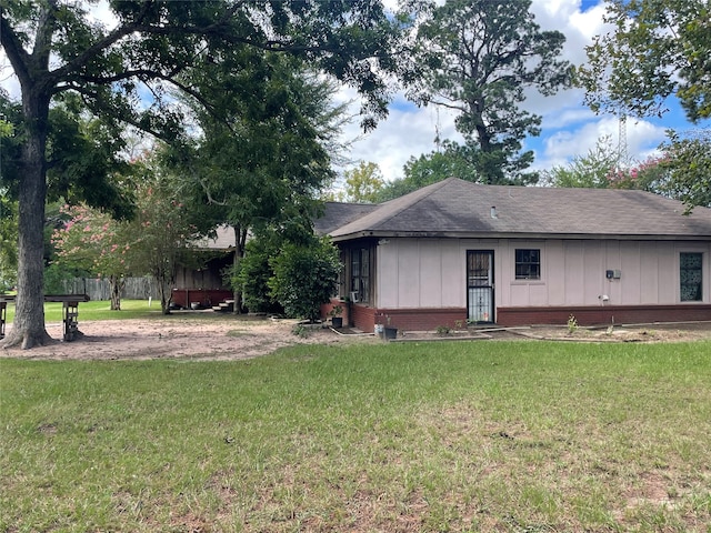 back of house featuring a lawn