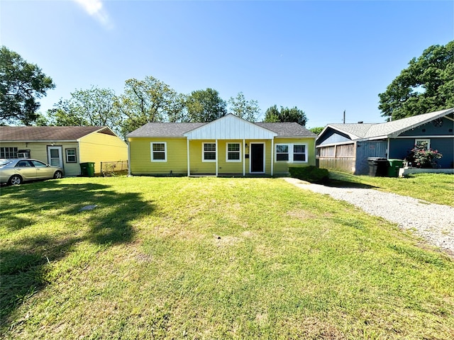 ranch-style home featuring a front lawn