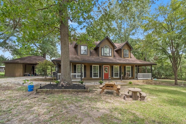 view of front facade featuring a front lawn and a porch