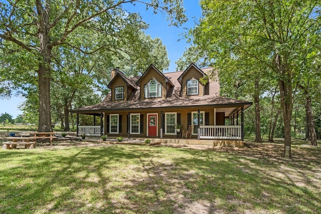 farmhouse featuring covered porch and a front lawn