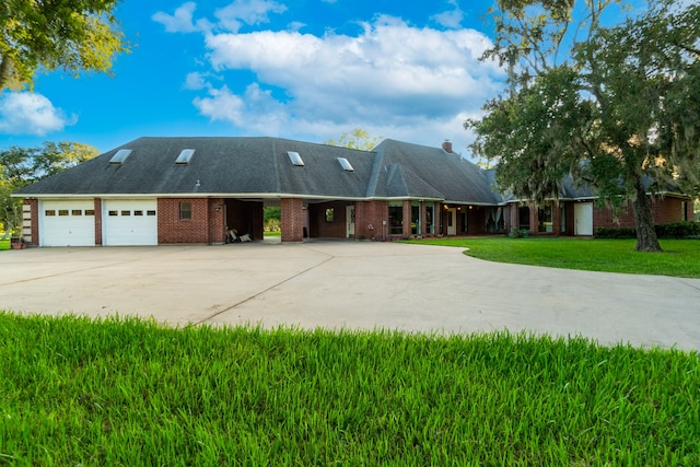 view of front facade with a garage and a front yard