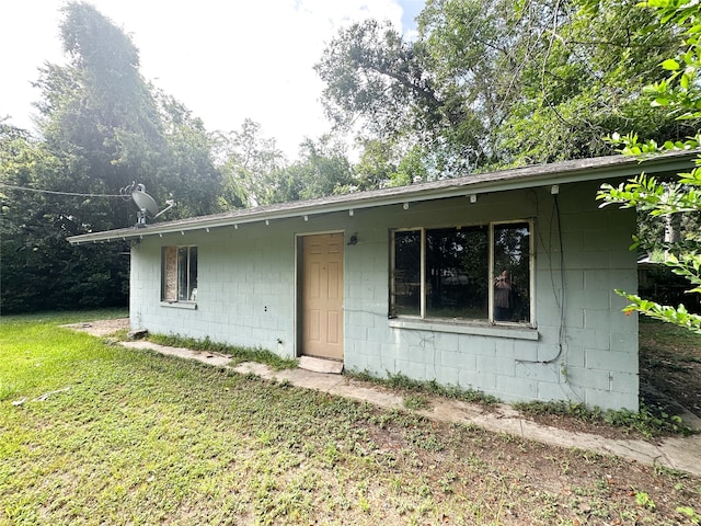 ranch-style house with a front yard