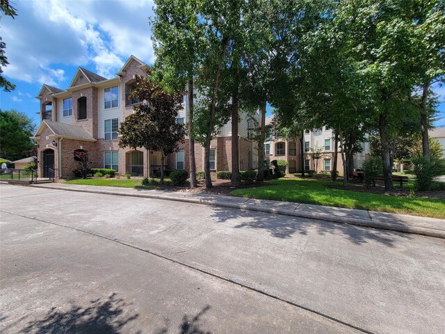 view of front of property featuring a front lawn