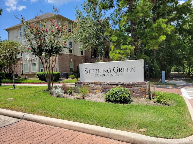 community sign featuring a lawn