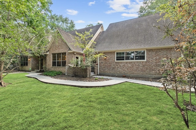 view of front facade with a front yard