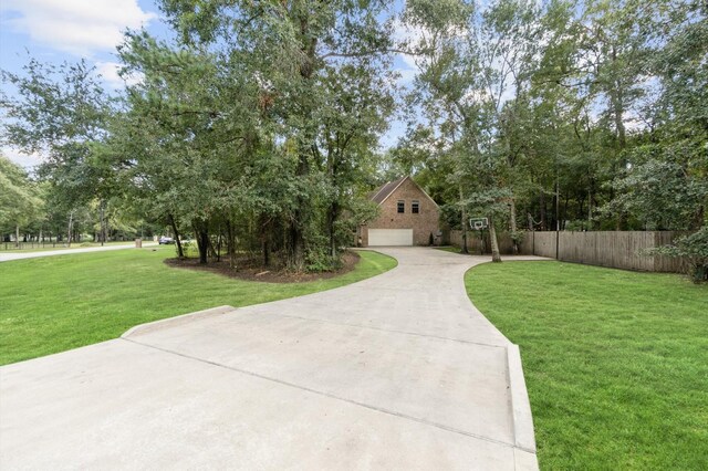 view of front of property featuring a front lawn