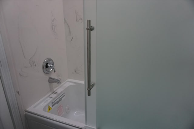 details with bathtub / shower combination
