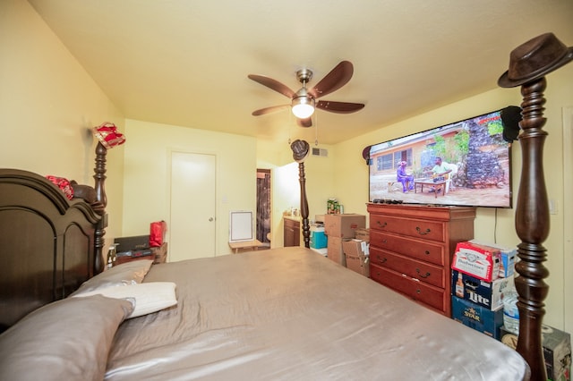 bedroom with ceiling fan